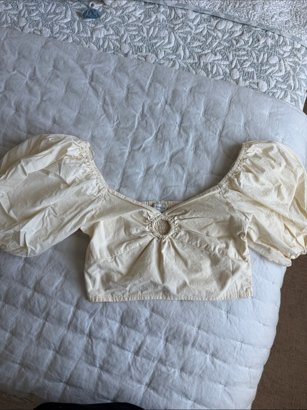Dress Forum Cream Puff-Sleeve Crop Top with Ring Center